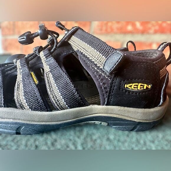 Keen H2 Newport Hard Toe Washable Sandals Size 4 Big Kids - Picture 9 of 15